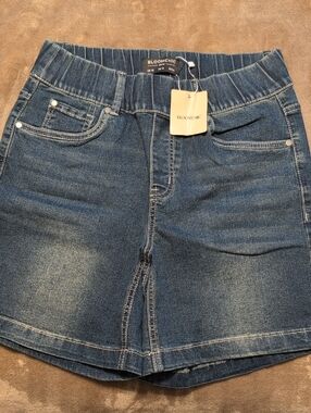 BloomChic Dark Blue Elastic Waist Denim Shorts Size 10